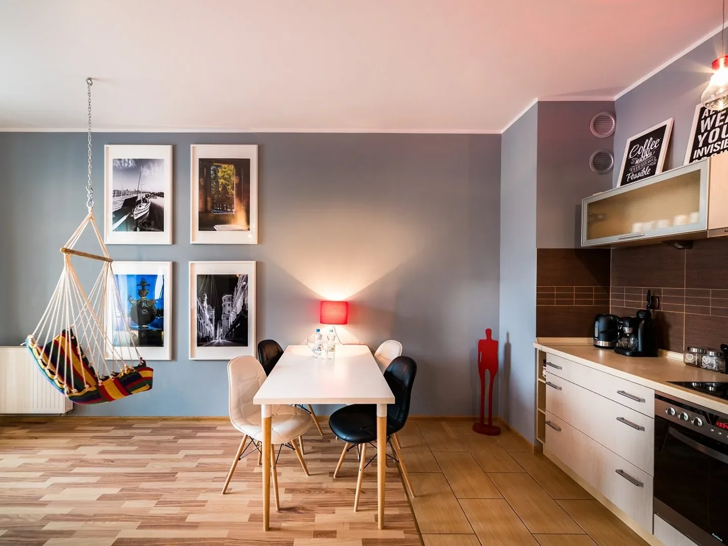 Jadalnia z aneksem kuchennym w apartamencie