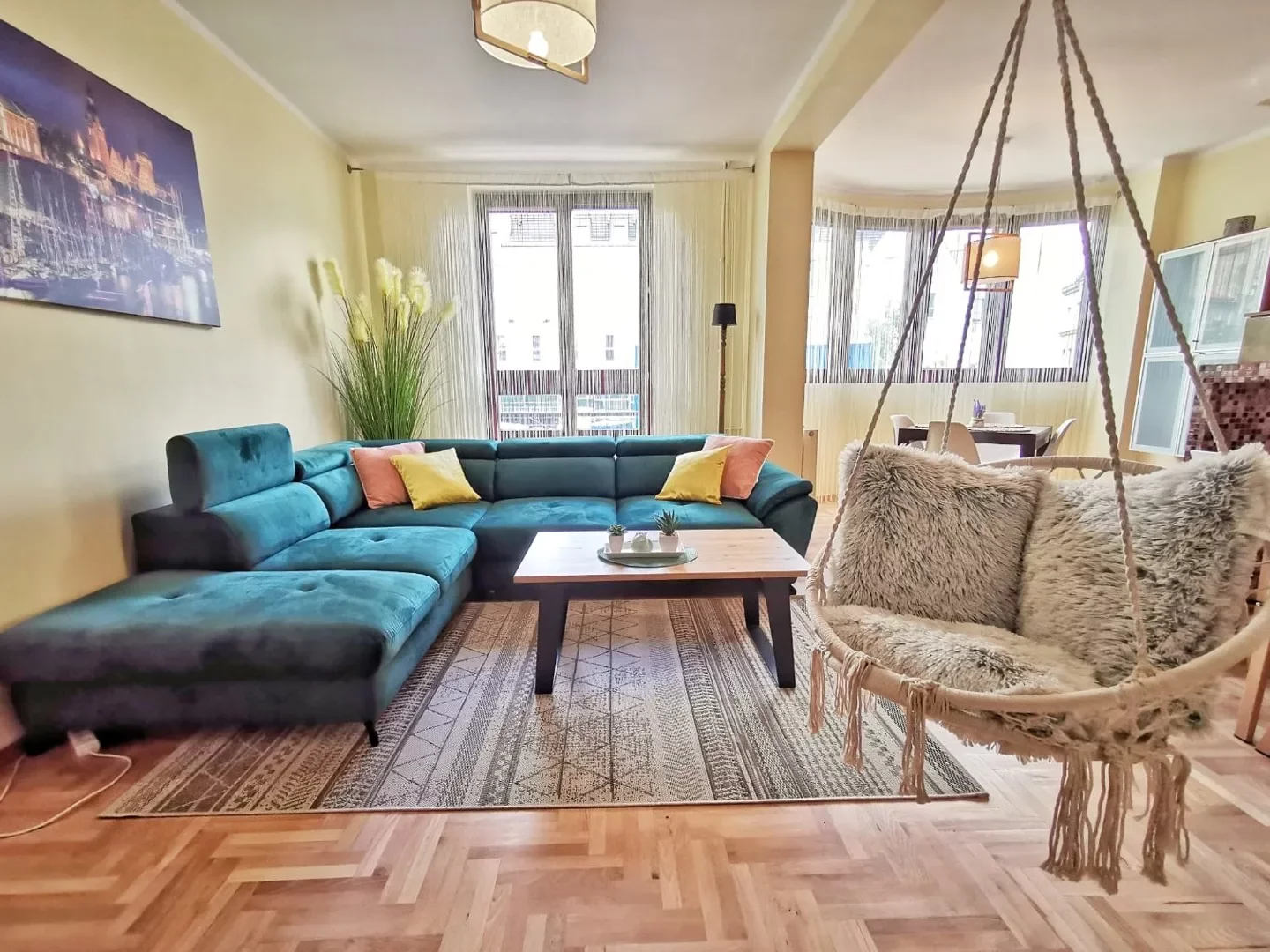 Salon z miejscem do pracy i wypoczynku