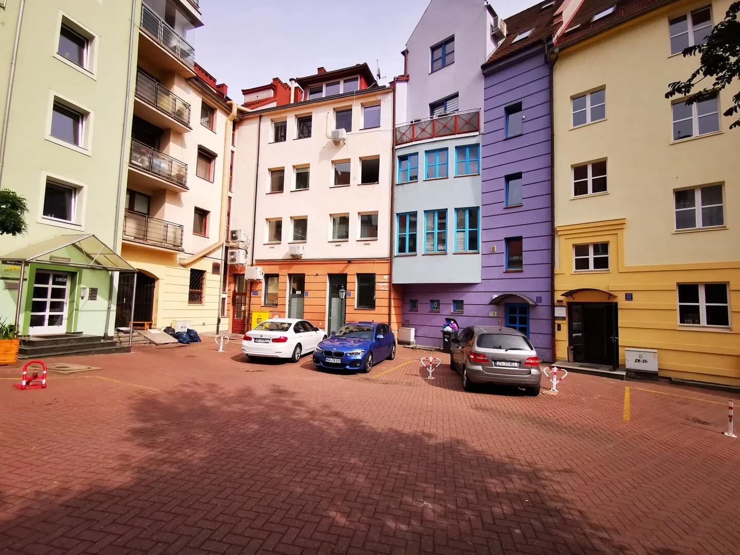 Prywatne podwórze z miejscami parkingowymi