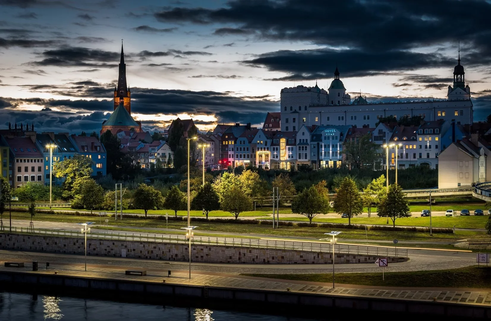 Panorama Starego Miasta w Szczecinie o zmierzchu